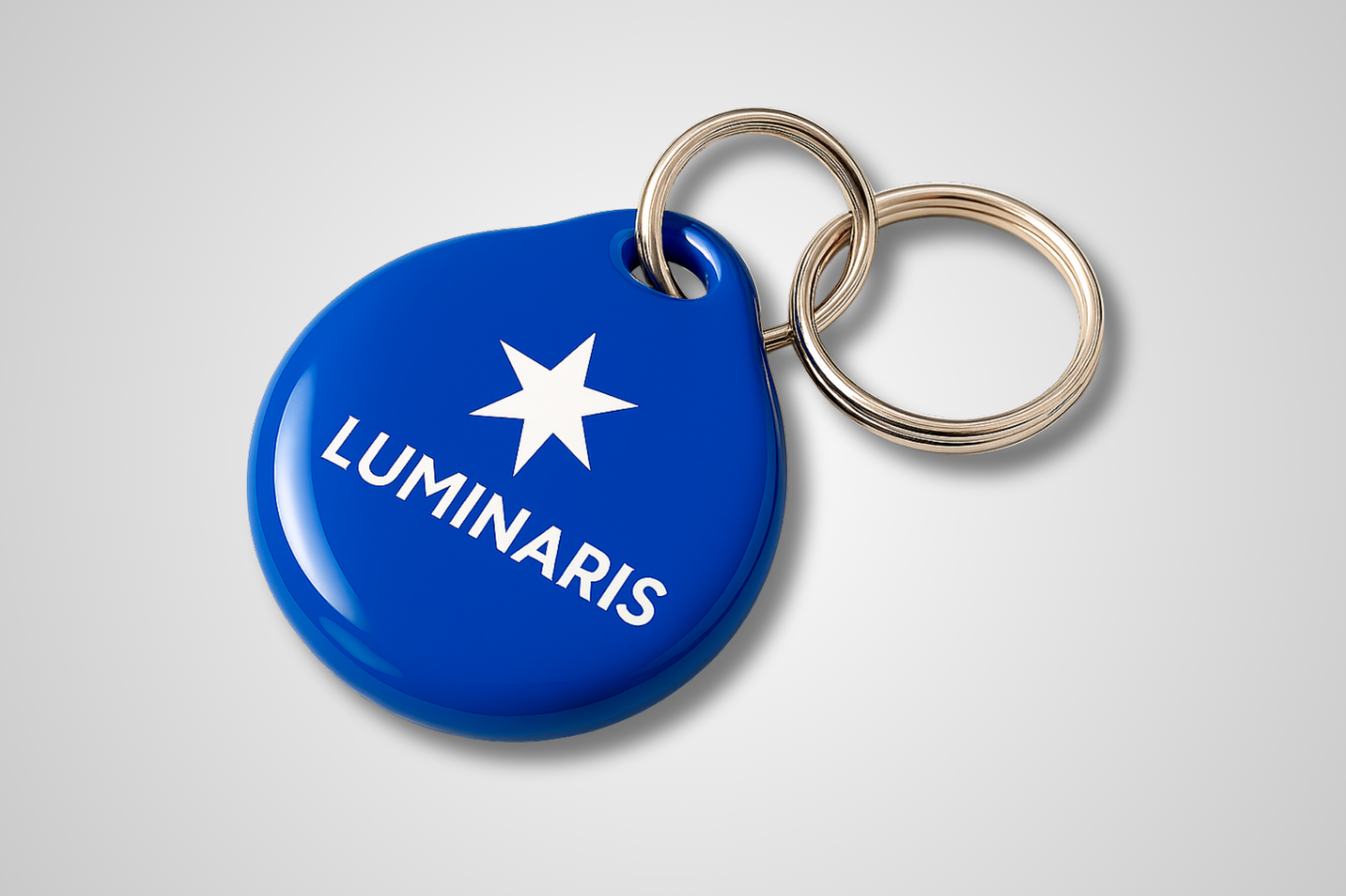 Et bilde av en RFID nøkkelbrikke med logo