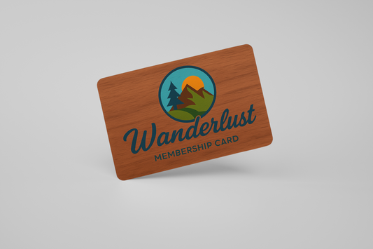 Et foto av et mørkt RFID-kort i tre med eget design