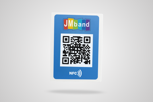 Et foto av firkantede NFC-klistremerker med QR-kode og trykk