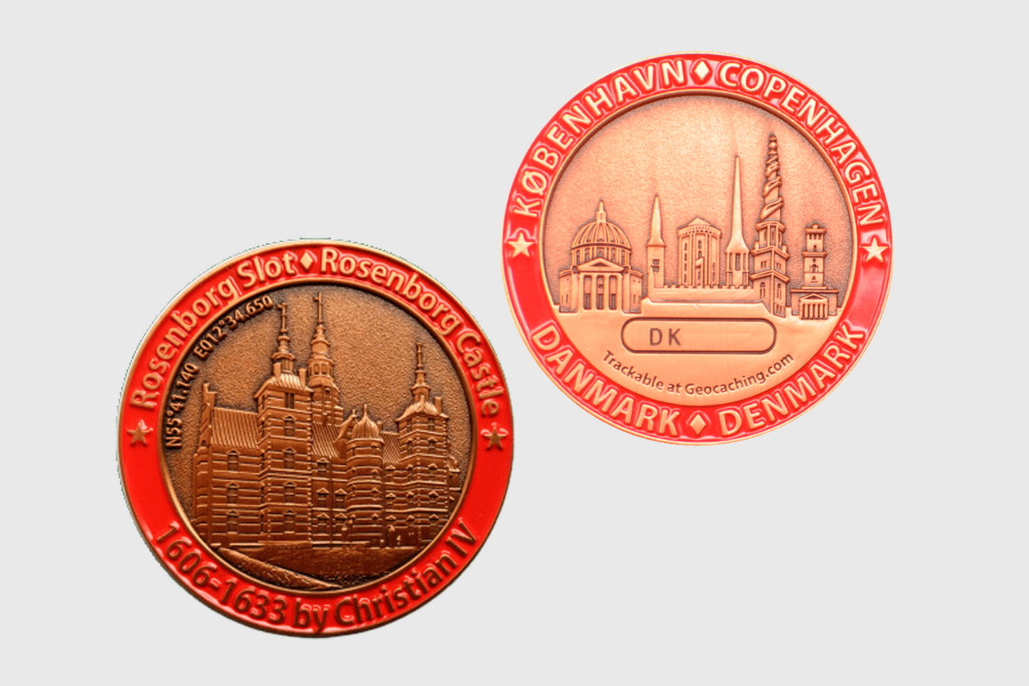 En rød og brun mynt med en by på.