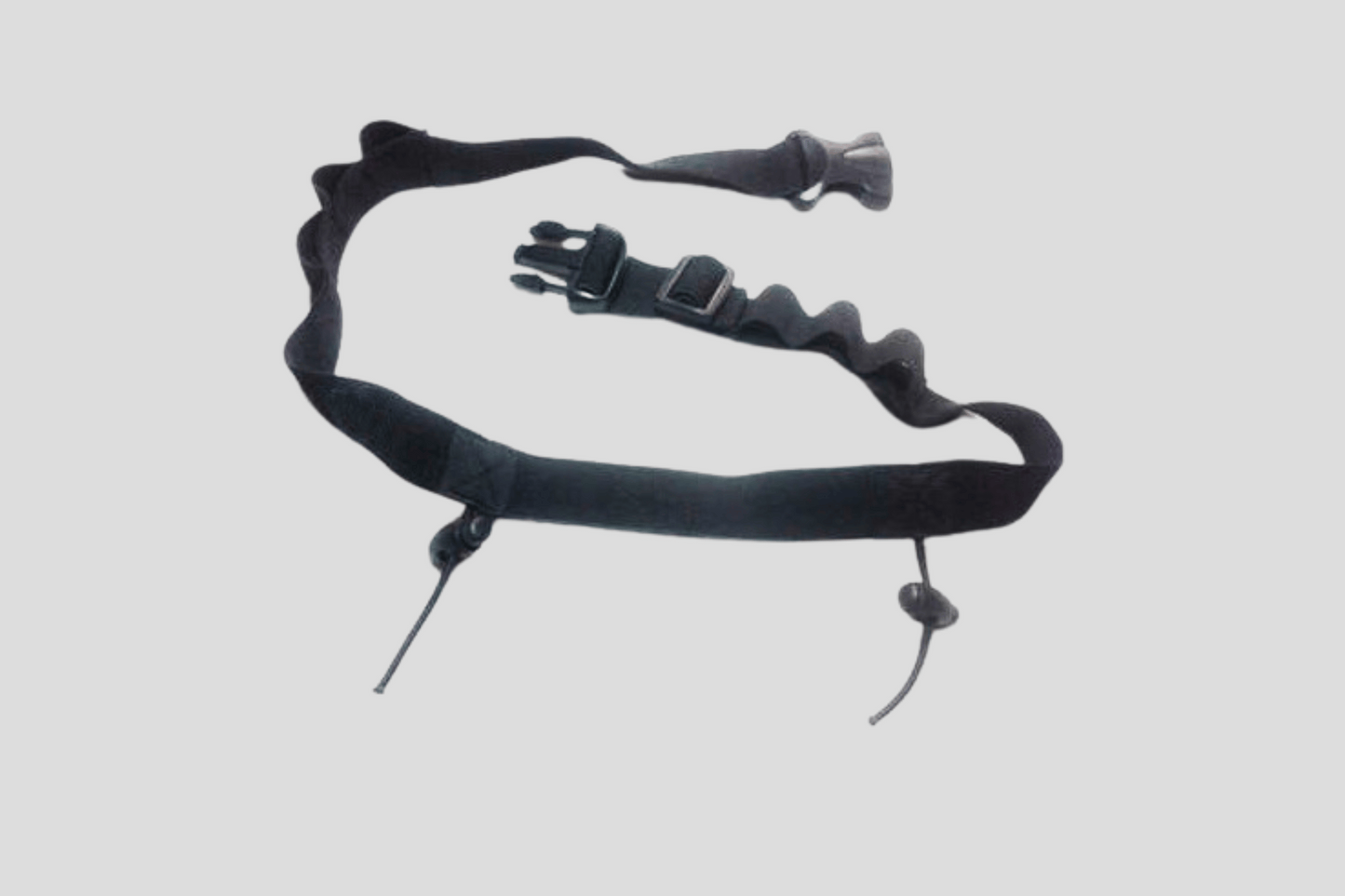 Et svart belte med en elastisk stroppspenne på - Belte til startnumre by JM Band®.