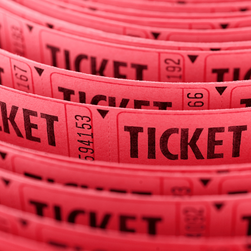 En stabel med røde billettbilletter på hvit bakgrunn.