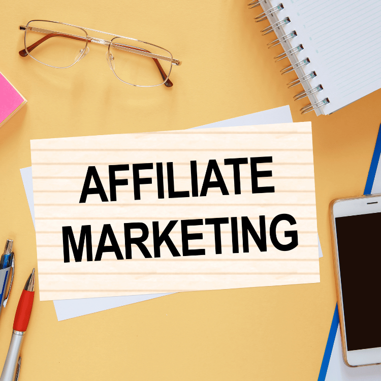 Ordet affiliate markedsføring er skrevet på et stykke papir.
