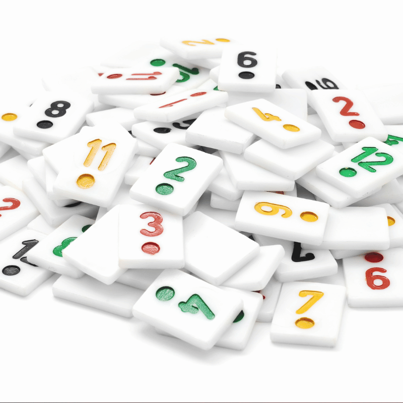 En haug med dominobrikker på hvit bakgrunn.