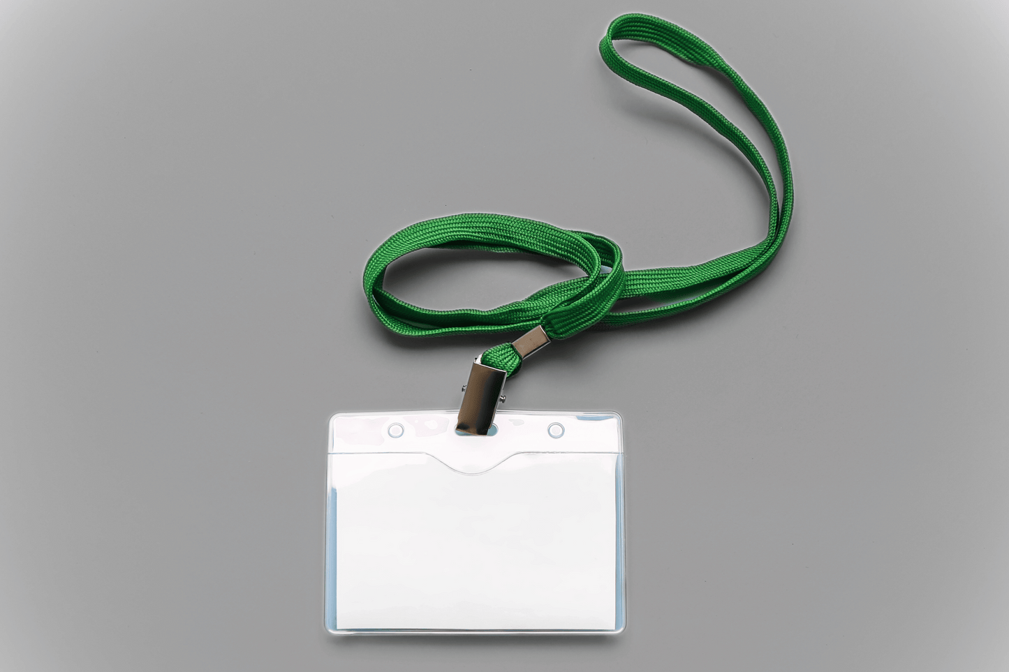 En Kartlomme gjennomsiktig På lager id-holder med gjennomsiktige plastlommer og en JM Band® grønn snor.
