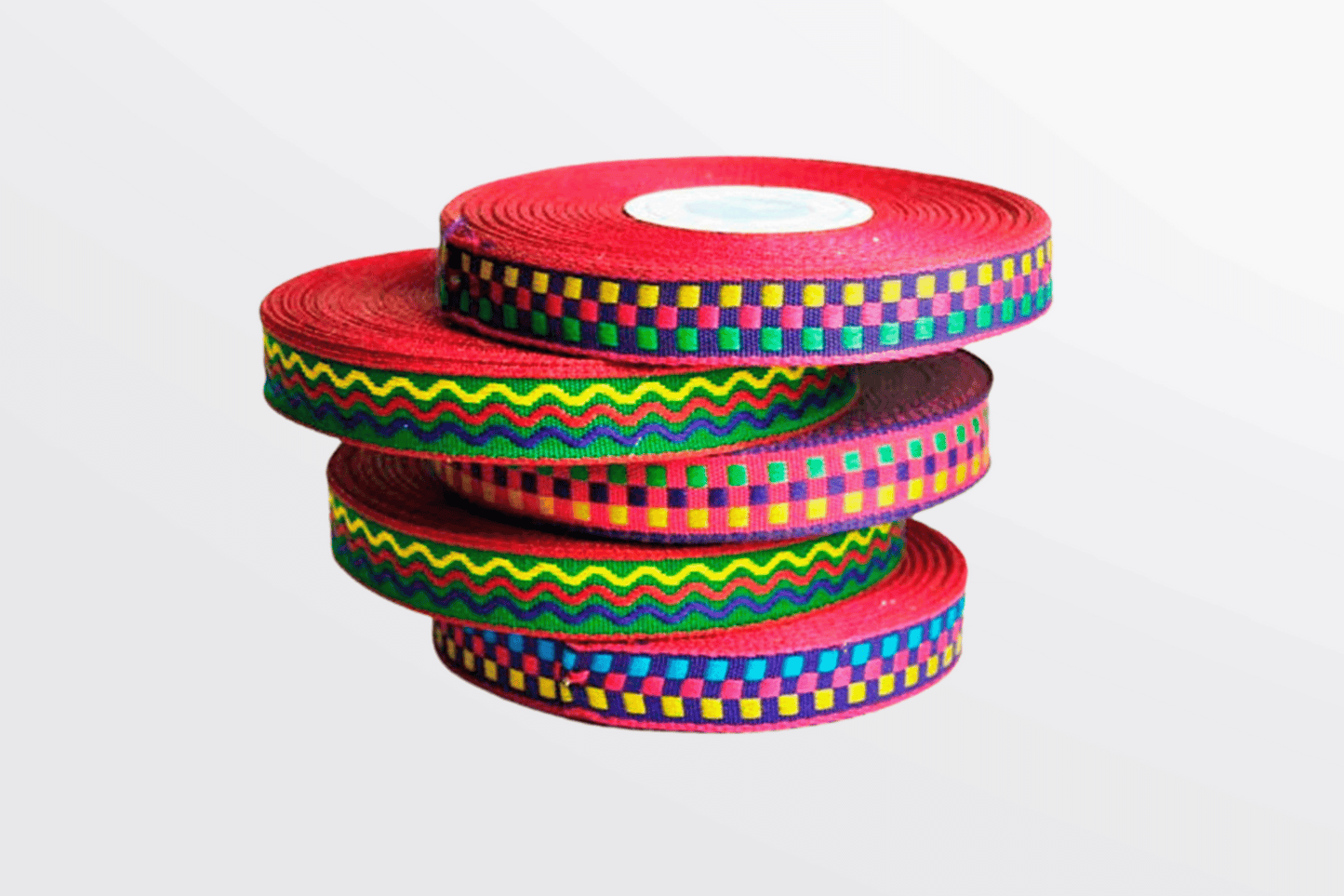 En stabel med Farvebånd fancy 1-bånd på hvit bakgrunn, produsert av JM Band®.