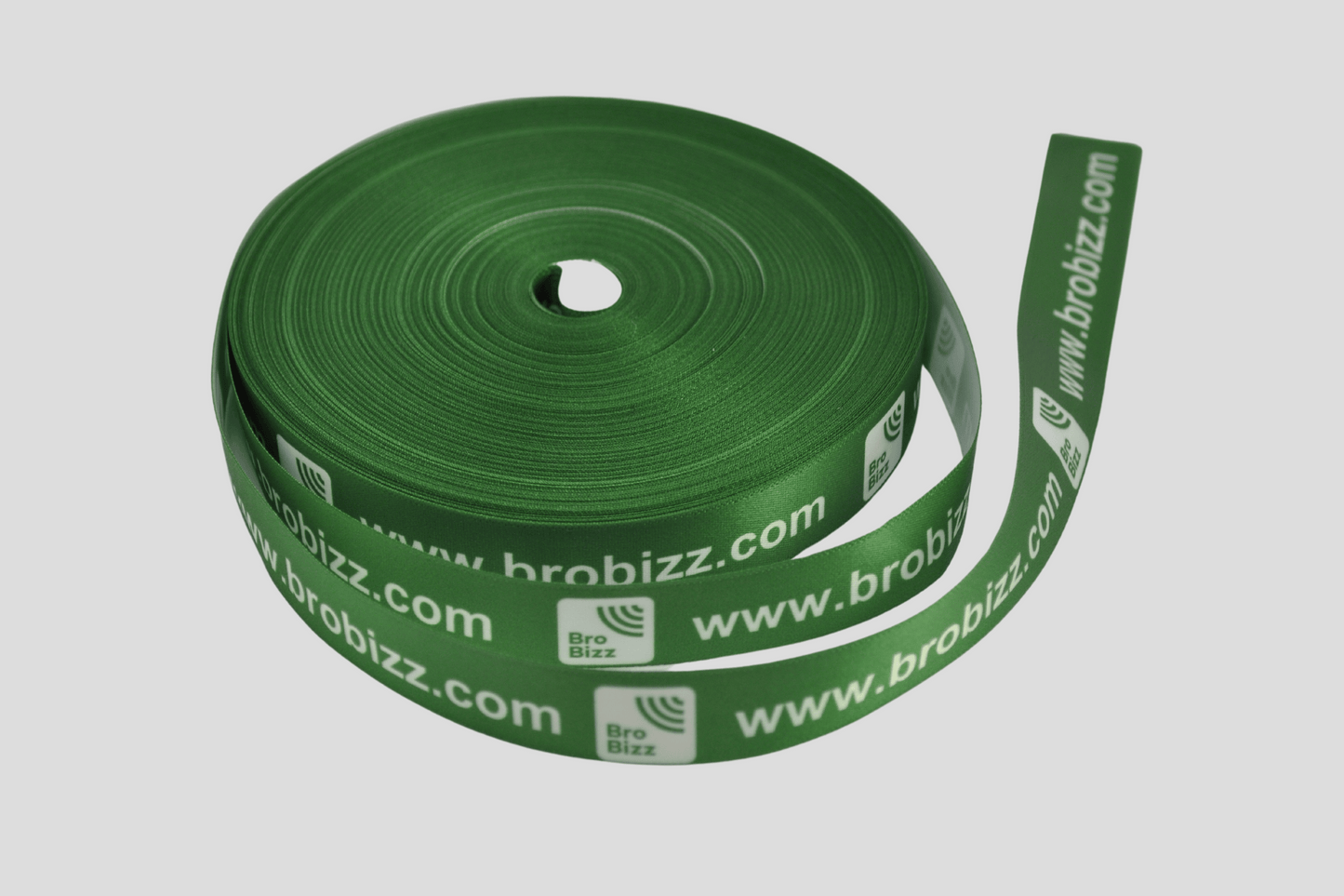 En rull Gavebånd polyester digital trykk Via e-post med JM Band® logo på.