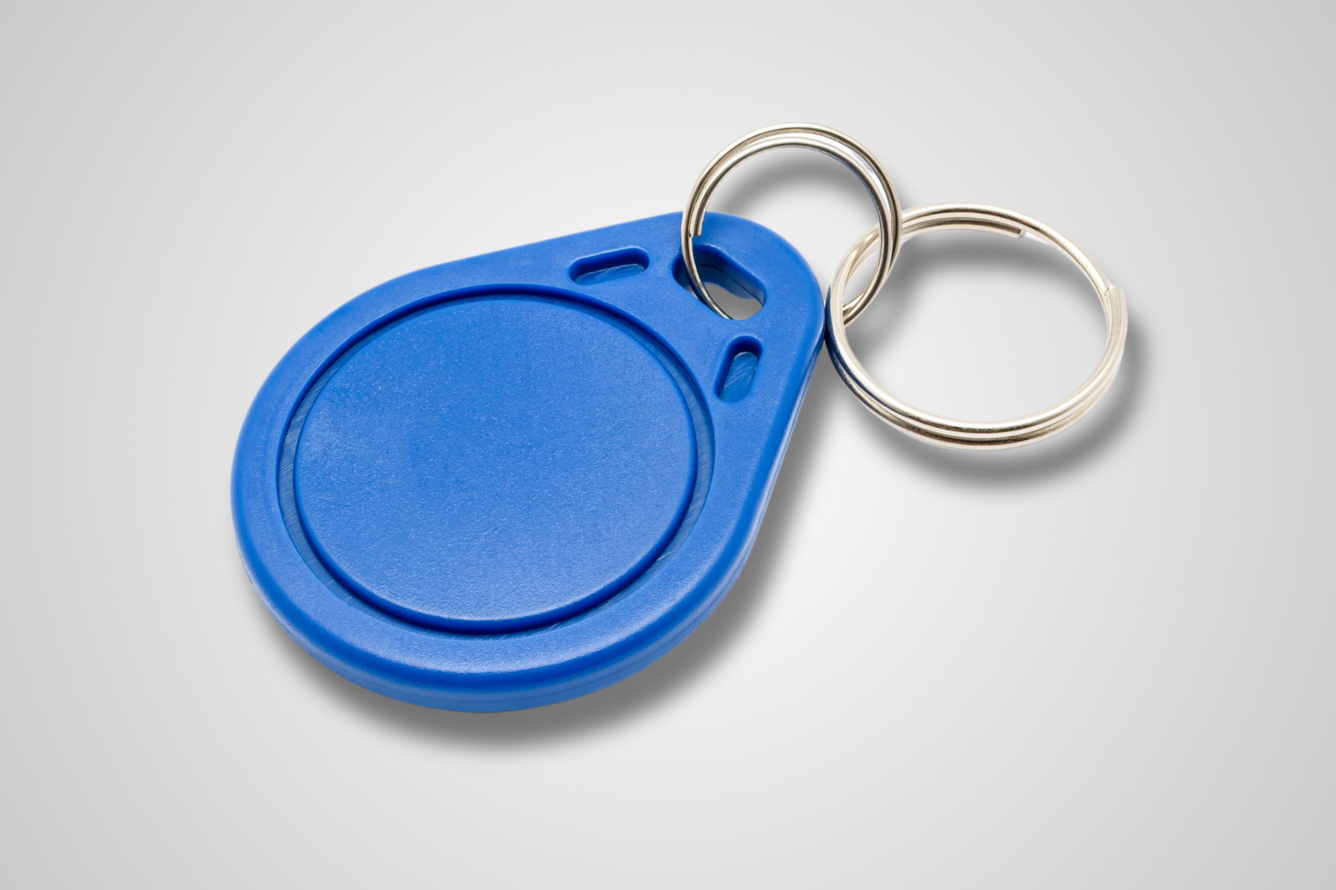 Et foto av NFC Nøkkelbrikke fra JM Band®. Kjøp RFID i blå her.