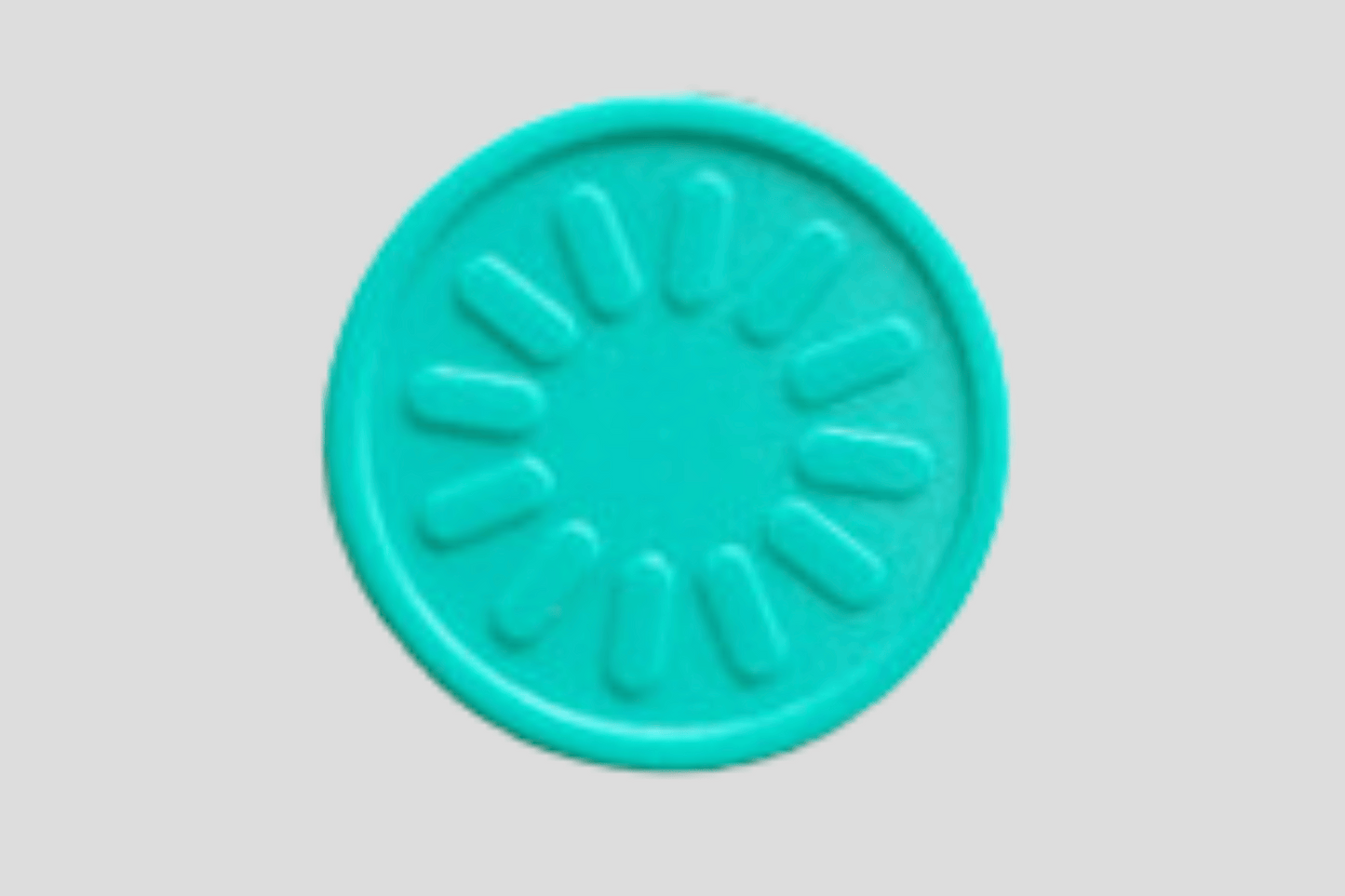 Et bilde av en turkis sirkel med en blomst på, med en Poletter plast preget På lager fra JM Band®.