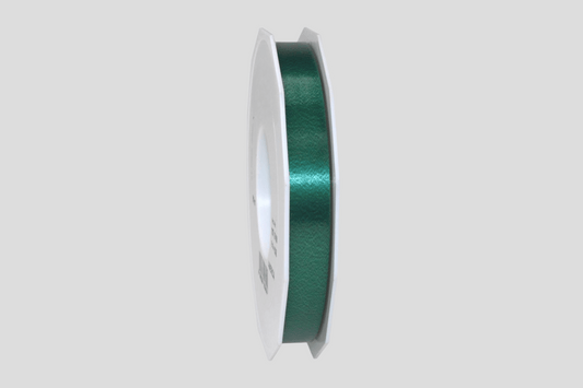 Et grønt satengbånd, Polyprotex bånd 15mm, på hvit bakgrunn. Merkenavn: JM Band NO
