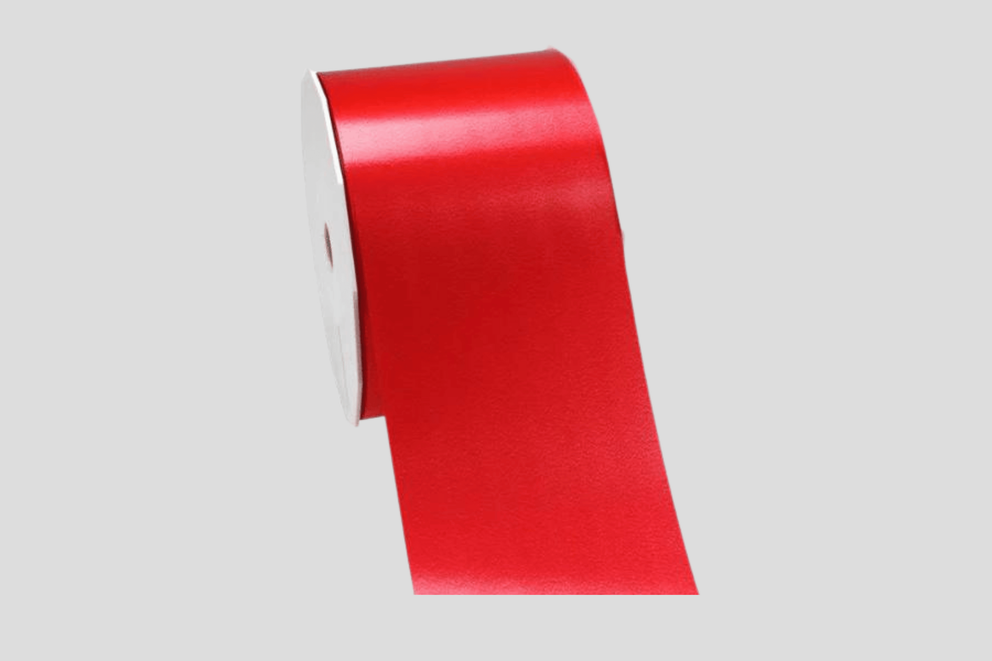 En rull med rødt bånd på en hvit bakgrunn.