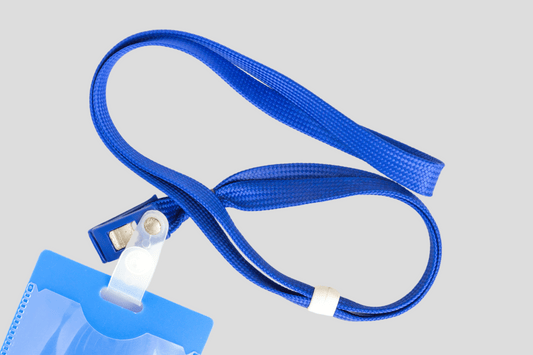 En id-holder med blå snor, også kjent som "Tubular Nøkkelsnore med Trykk" eller "nøkkelbånd med trykk" av JM Band NO.