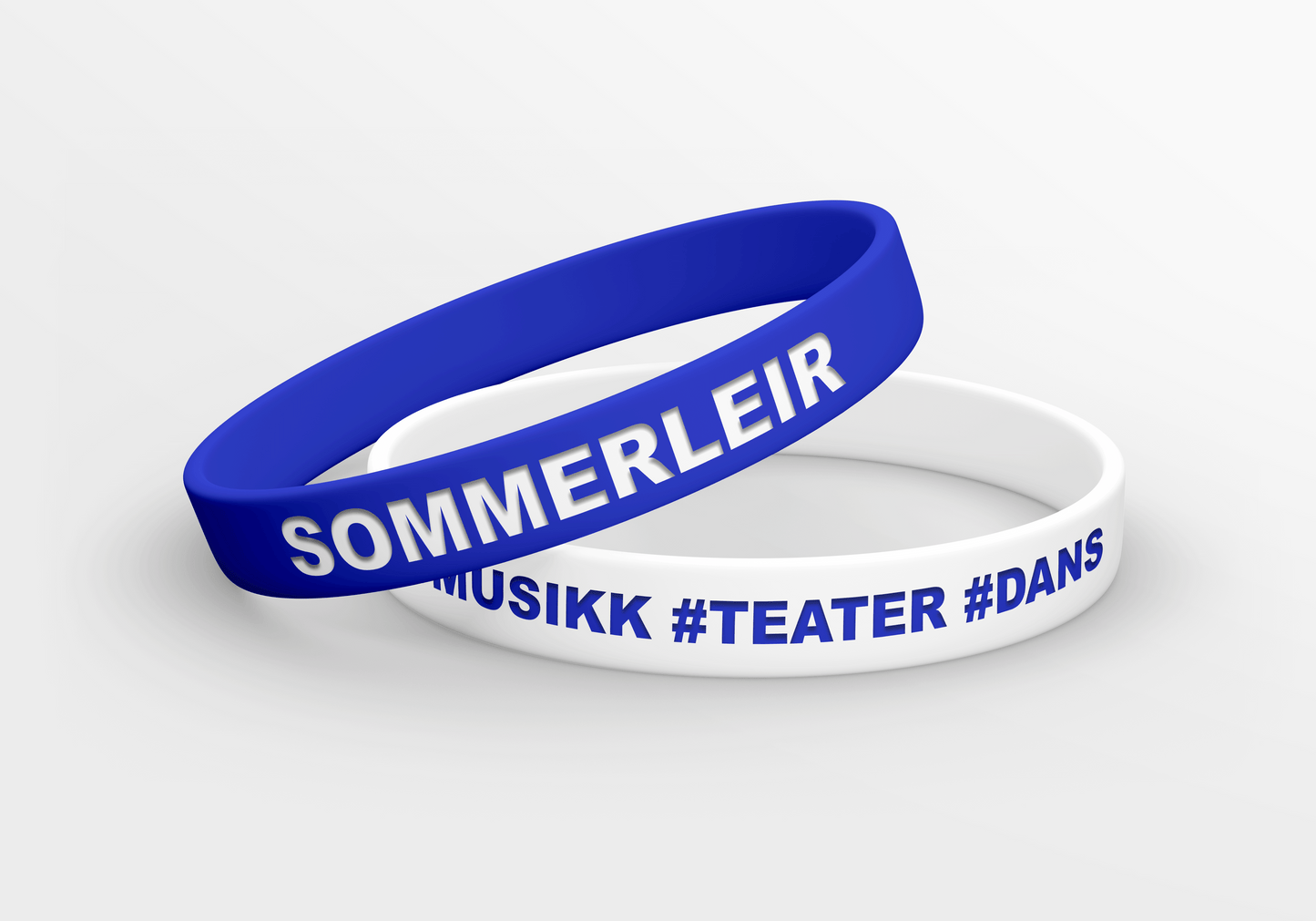 Et par blå og hvite Silikon armbånd præget Via eMail armbånd som sier sommerlier, fra merket JM Band®.
