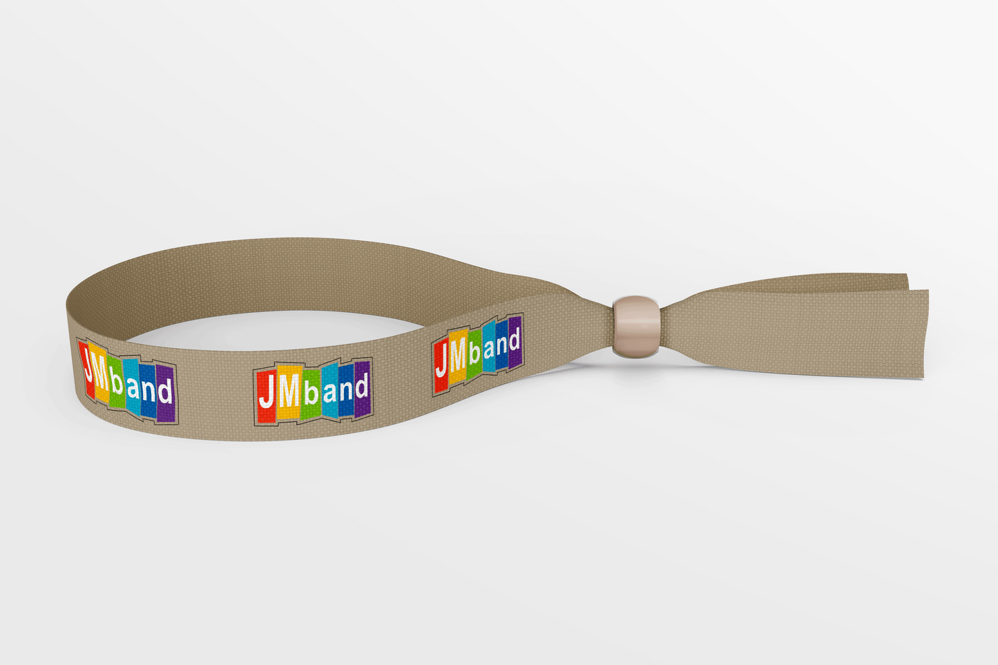 En beige JM Band NO lanyard med regnbuebånd på, perfekt for en festival Hampstoff Armbånd med Farget Tryk eller tekstilarmbånd.