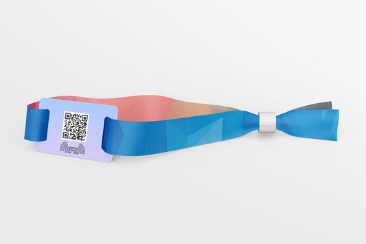 Et RFID og QR Stoff-Armbånd med Fargetrykk fra JM Band® med QR-kode på.