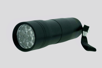 En svart JM Band NO UV-lommelykt LED spektrum lommelykt på hvit bakgrunn.