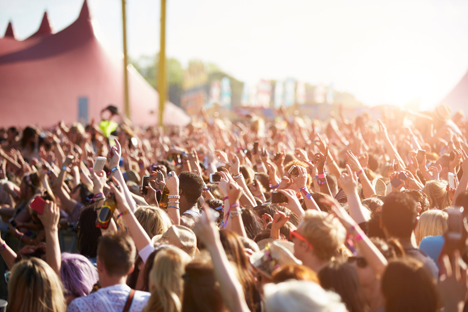 En mengde mennesker på en musikkfestival.