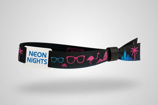 Et bilde av et stoffarmbånd med en plast RFID-skyver og fargetrykk