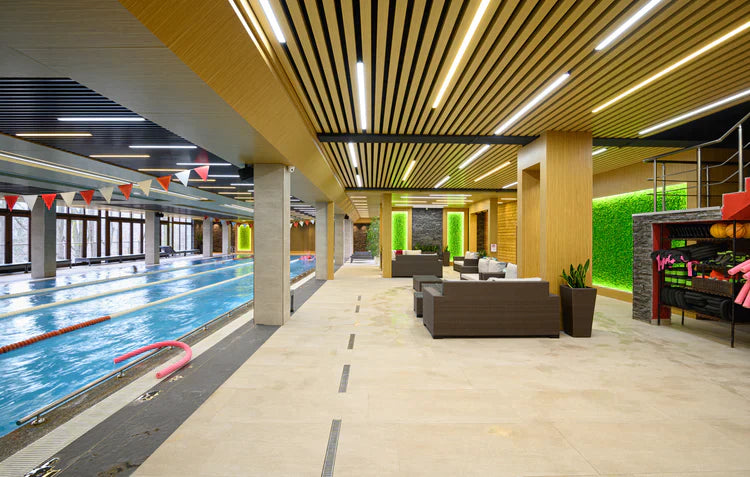 Et innendørs svømmebasseng i en moderne bygning.