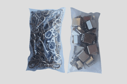 En pose metallkjeder og en pose plastposer med Lås og klemme til nøkkelbånd 15mm fra JM Band NO.