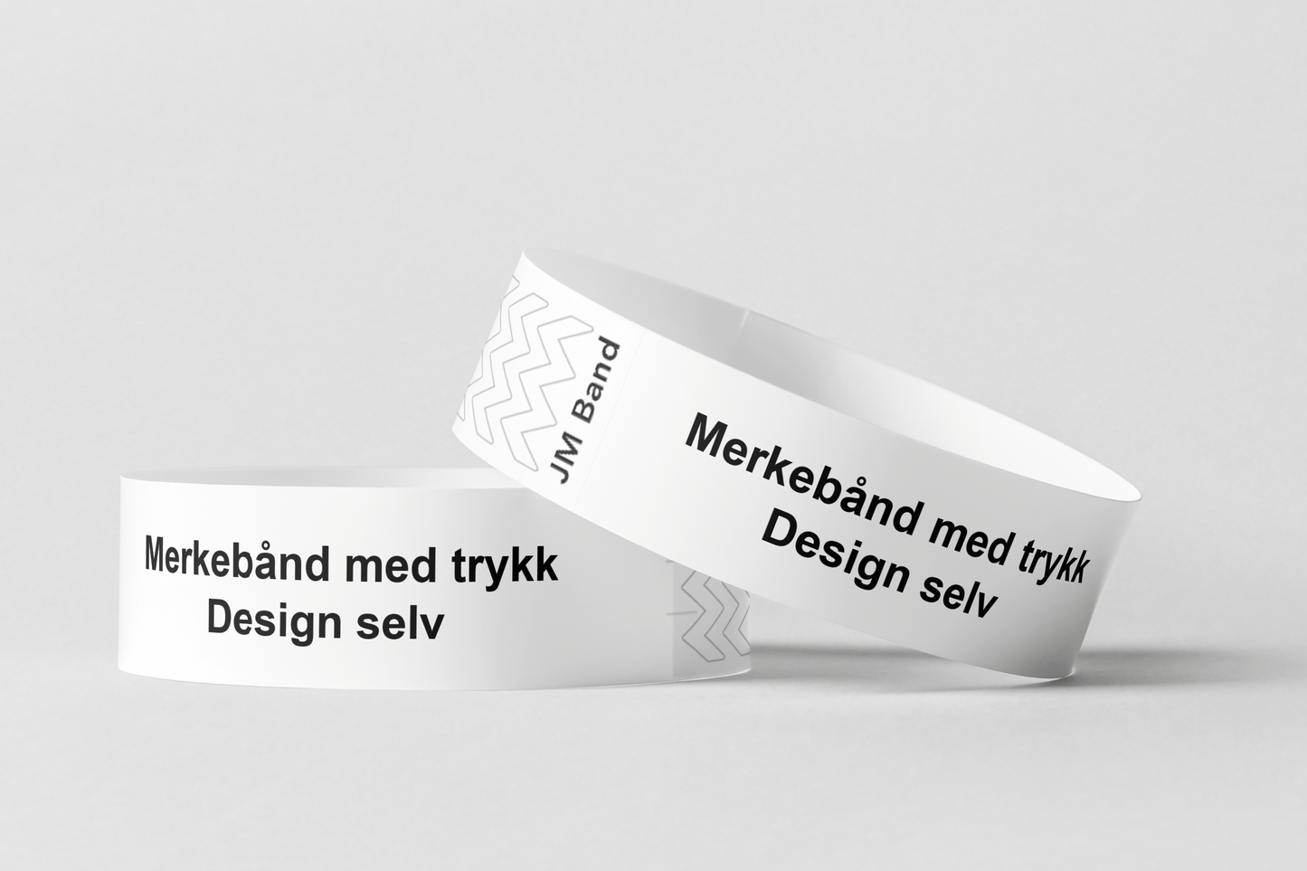 To hvite armbånd med ordene Merking av kassetttrykk Design selv og JM Band NO.