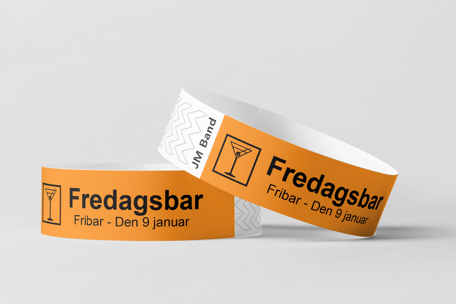 Et par armbånd med ordet fredagbar på.