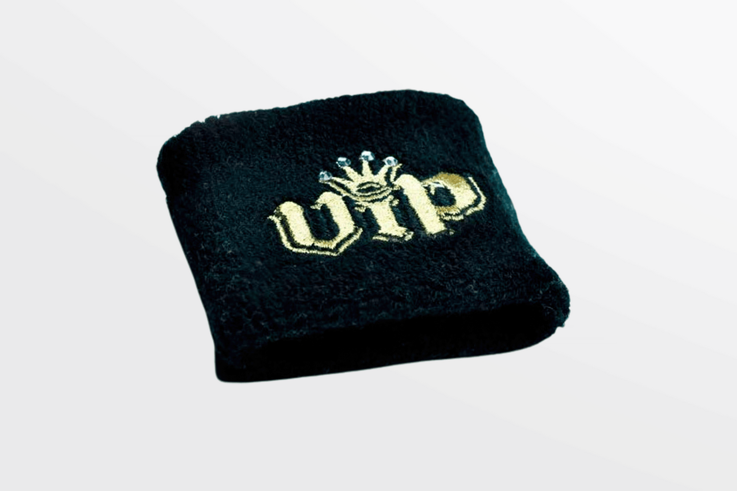 Et svart svettebånd brodert med ordet "Via eMail" av JM Band®.