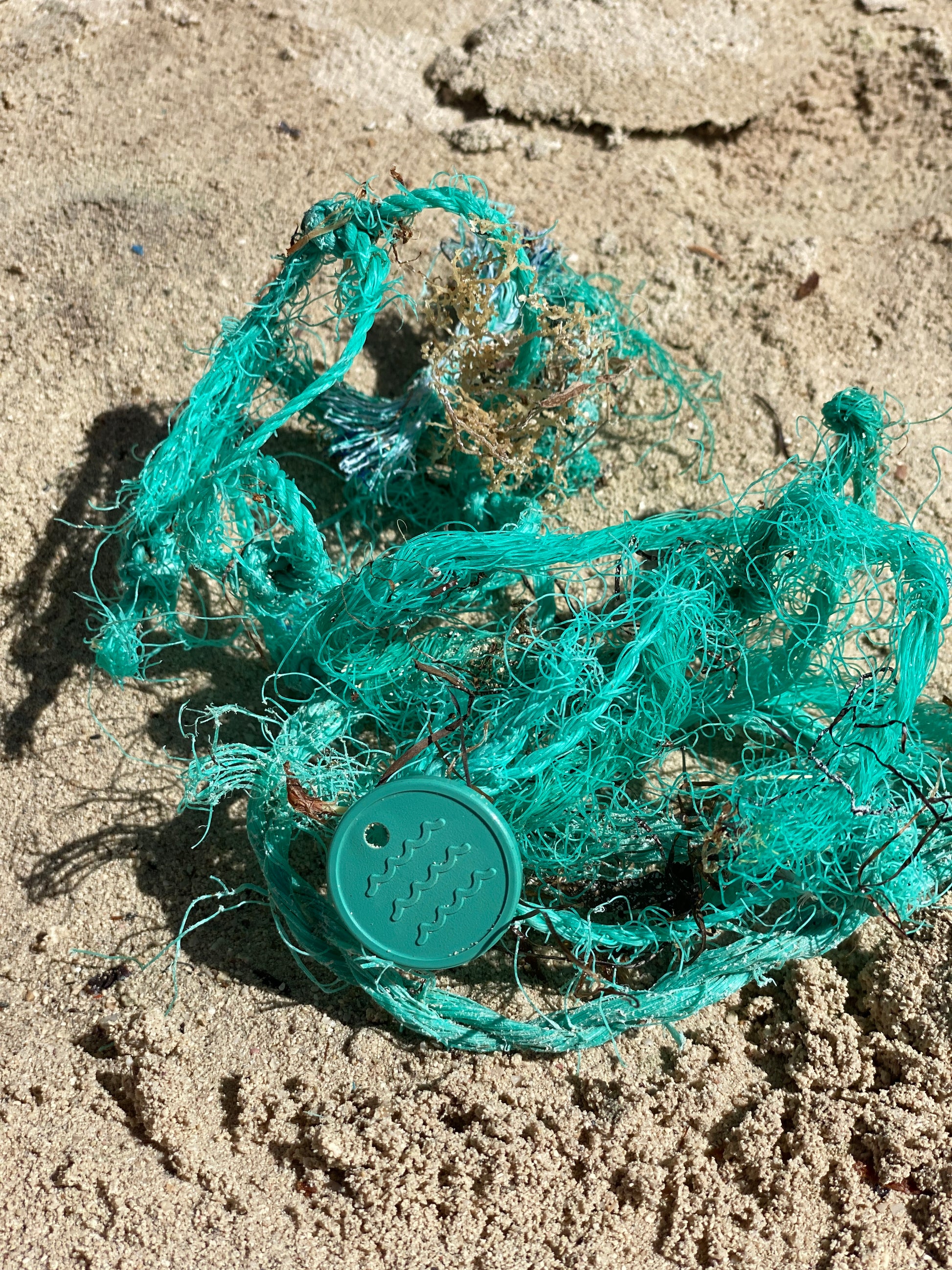 Et foto av Pregede poletter - Resirkulert havplast fra JM Band®. Kjøp Poletter i 29 mm her.