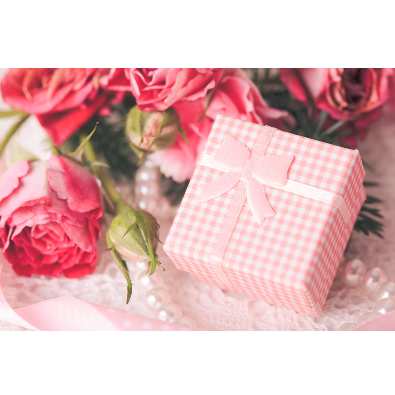 En rosa gaveeske med rosa roser og perler.