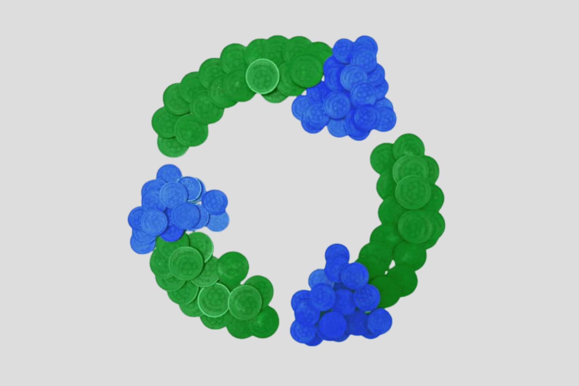 En metallisk sirkel laget av Bio-Nedbrytbare Plastpoletter på Lager påtrykt tilpassede design, med nyanser av grønt og blått, av JM Band NO.