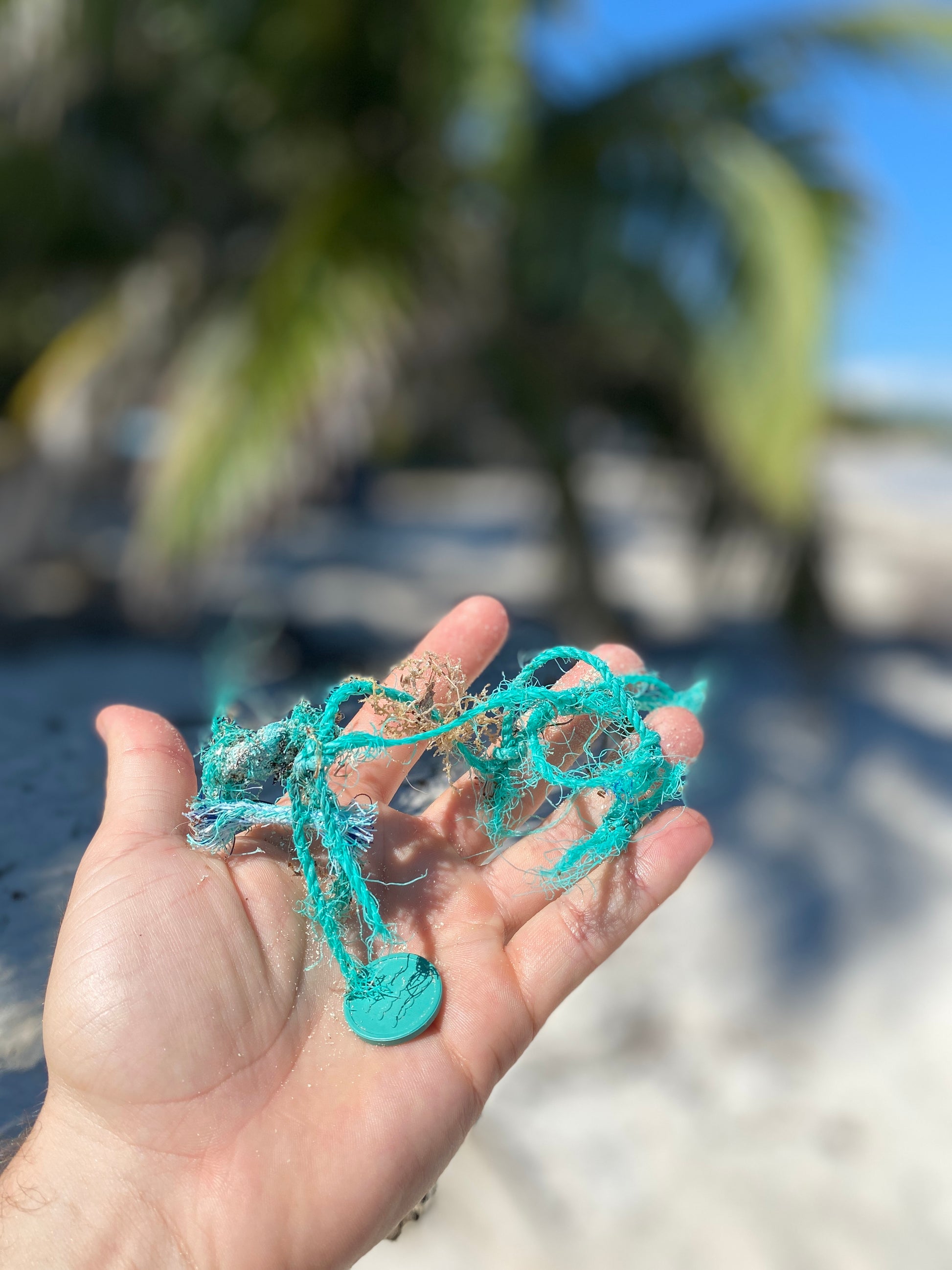 Et foto av Pregede poletter - Resirkulert havplast fra JM Band®. Kjøp Poletter i 35 mm her.