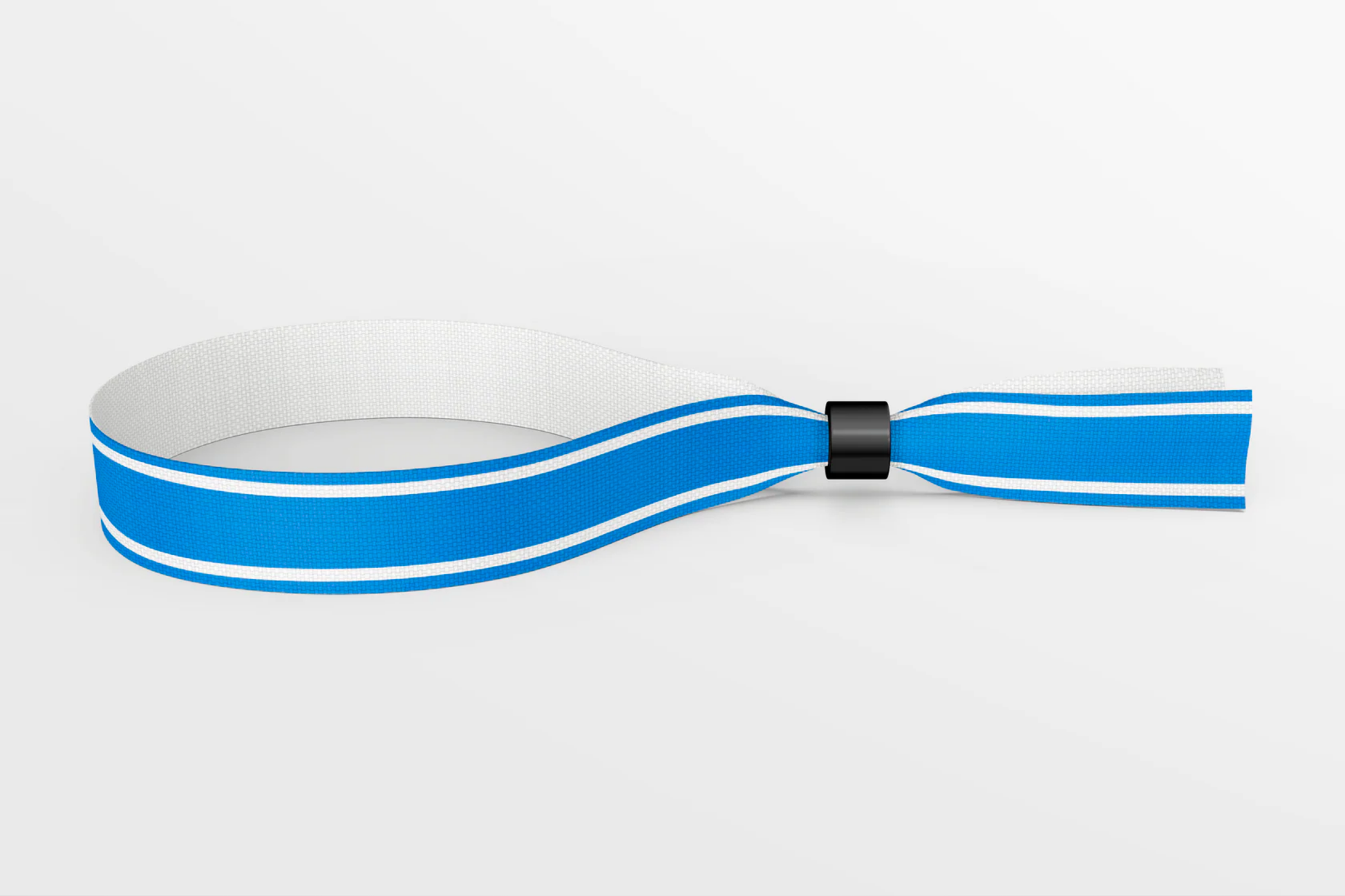 En blå og hvit stripete Tekstilarmbånd farger På lager av JM Band® på hvit bakgrunn.