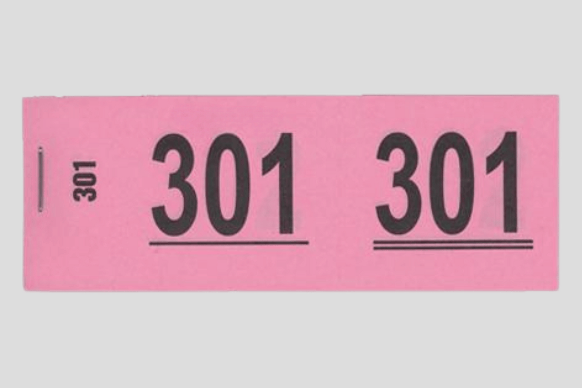 Beskrivelse: En rosa garderobe billett hæfte med svarte tall på den fra JM Band NO.