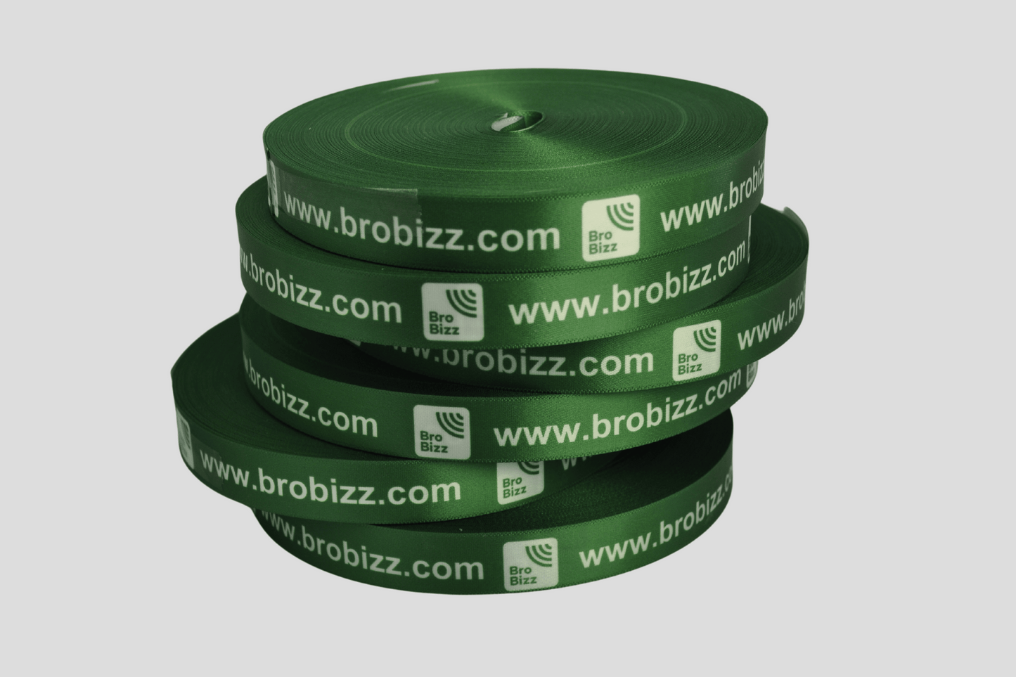 En stabel med Gavebånd polyester digital trykk Via e-post med ordene bioz com.