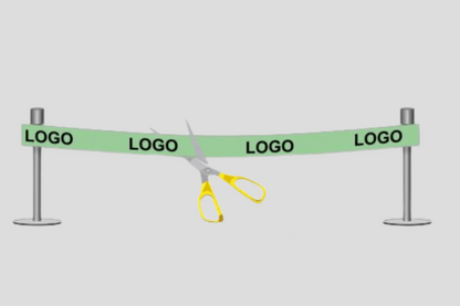 Et par Innvielsesbånd ECO sateng trykk Design selv saks som skjærer gjennom en barrikade med JM Band NO logo på under en innvielse.