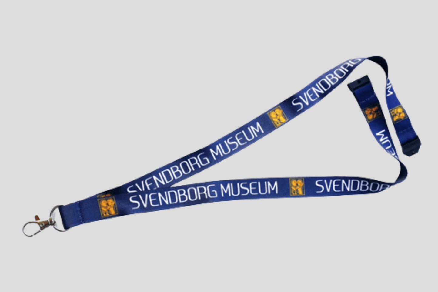 Et blått Nøkkelbånd polyester silketrykk Via eMail fra JM Band NO med ordet "Svensk museum" på.