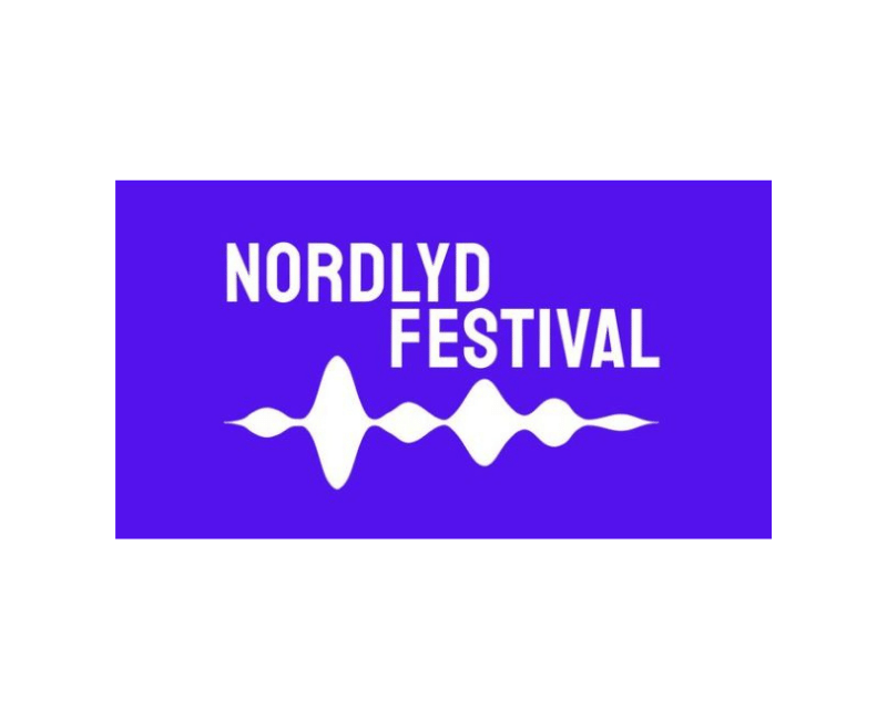 Nordlyd festivallogo med hvit lydbølge på lilla bakgrunn.