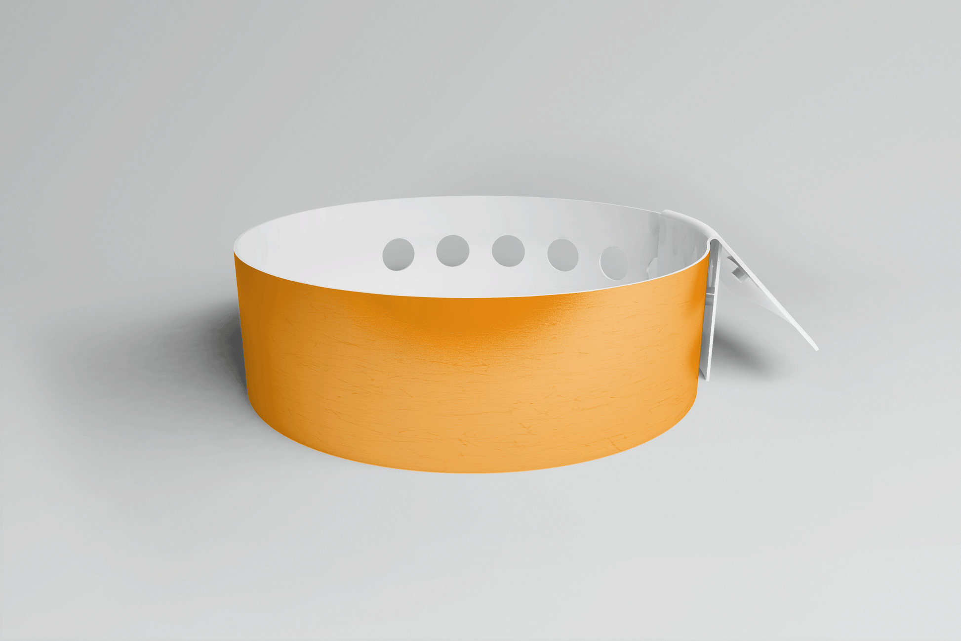Et oransje og hvitt Plastarmbånd L farger På lager laget av PVC, på grå bakgrunn fra JM Band NO.