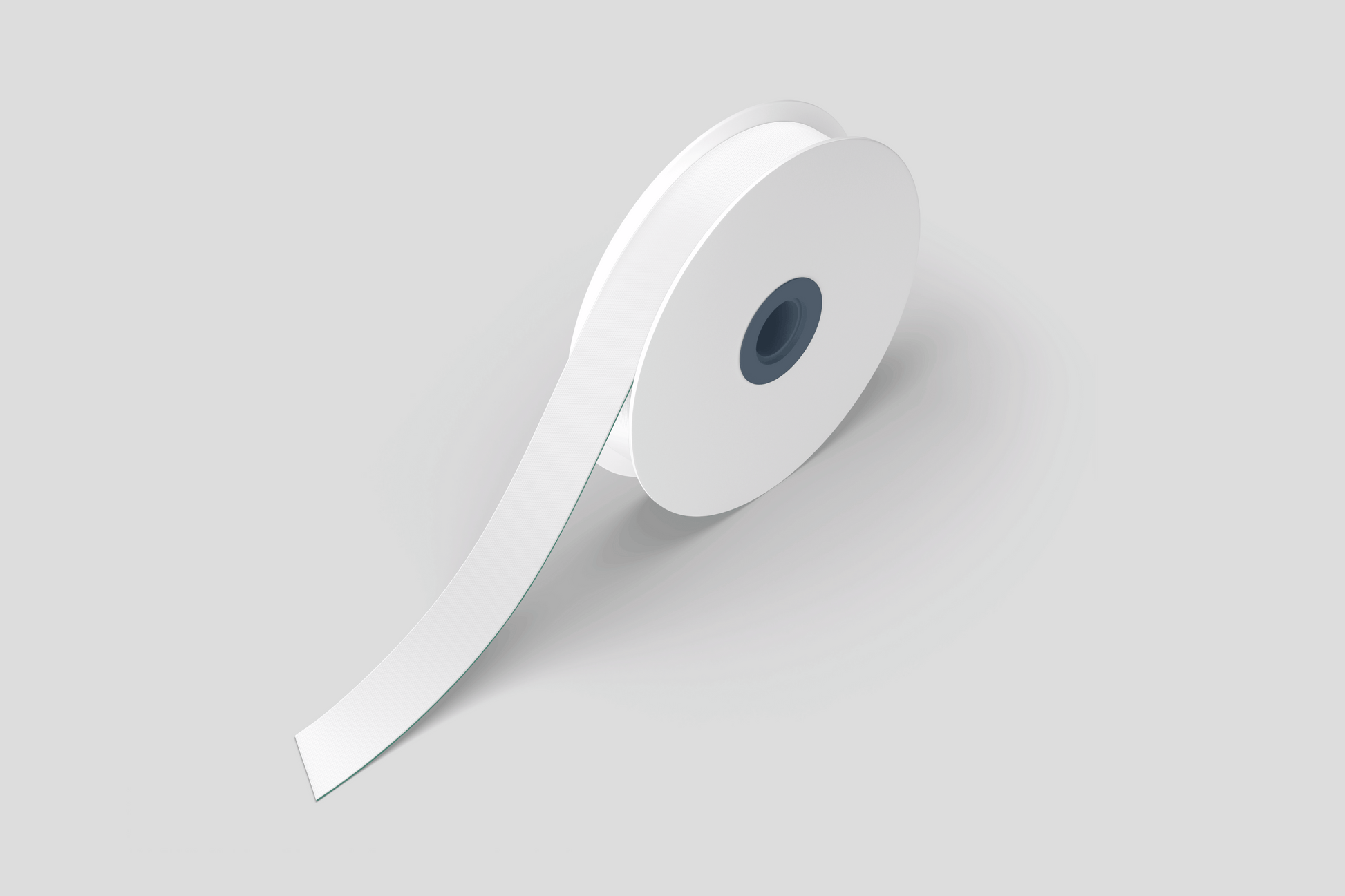 En rull Polyester bånd sateng 15mm supertape fra JM Band NO på grå bakgrunn, perfekt for innvielse eller bånd med trykk.