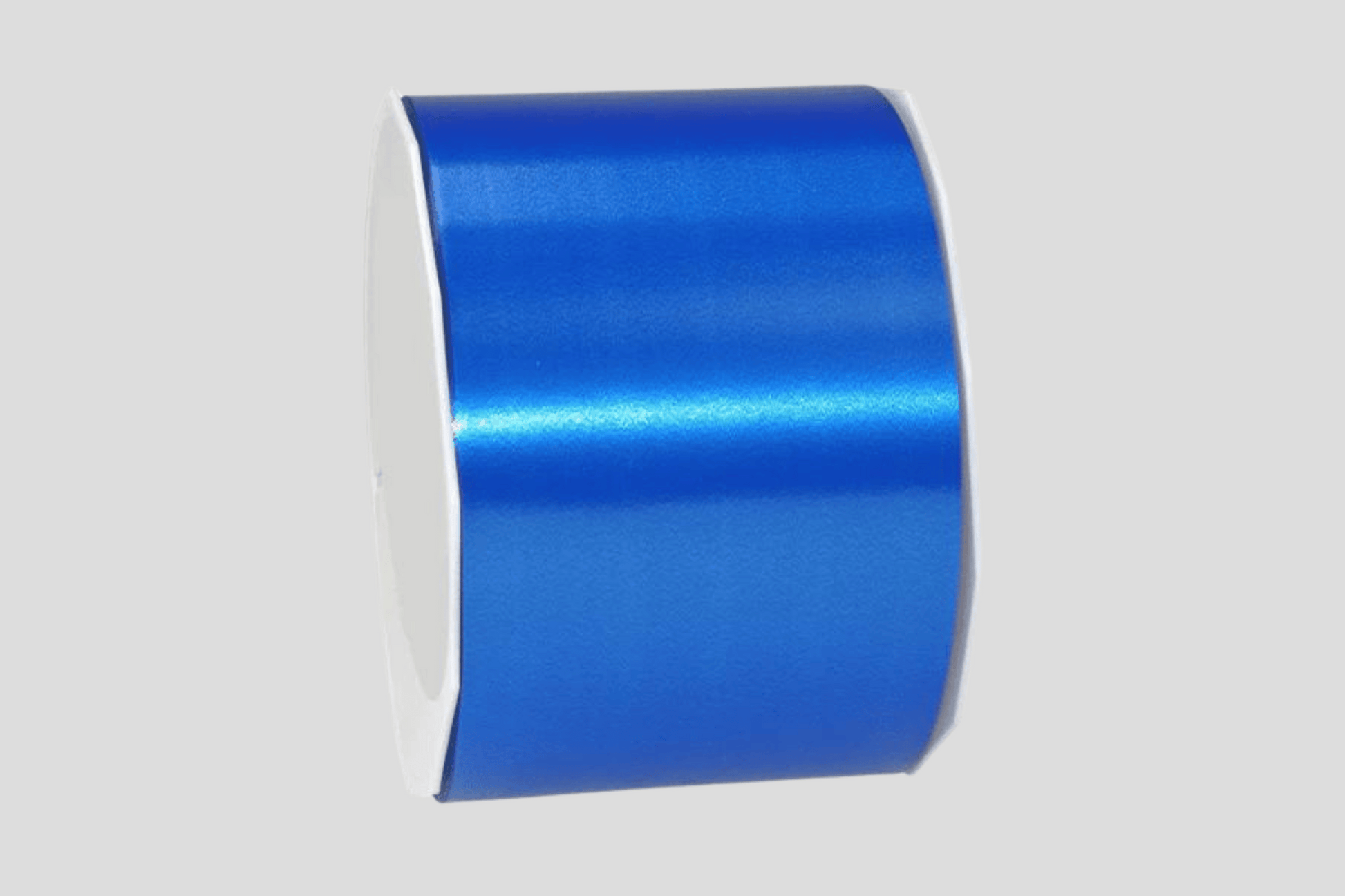 En rull med blå Målgangsbånd i farger på lager av JM Band NO på hvit bakgrunn.