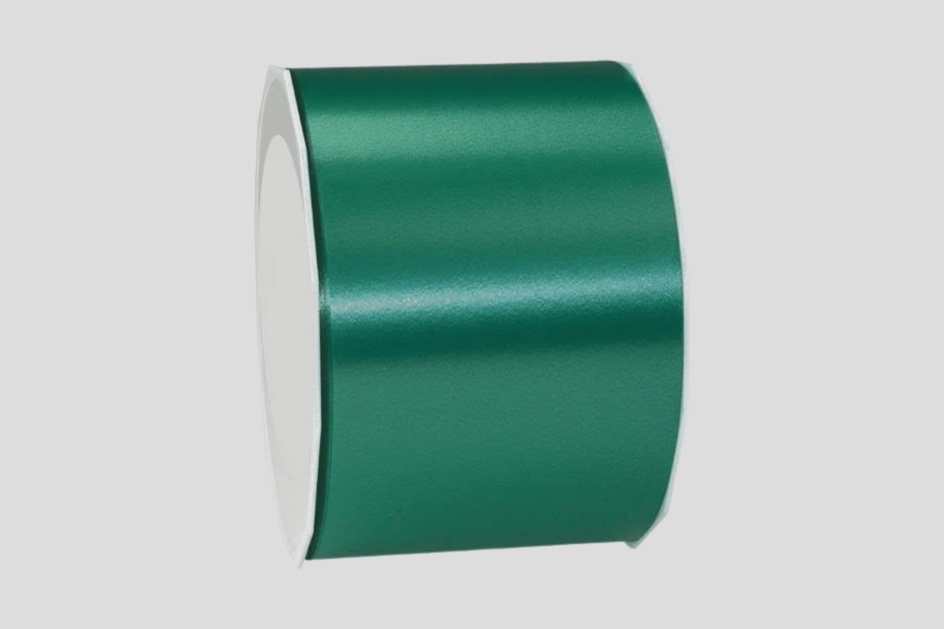 En rull med Polyprotex bånd avlet av JM Band NO, i grønn sateng, på hvit bakgrunn, perfekt for innvielse.