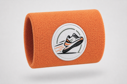 Oransje svettearmbånd med brodert løpesko-logo – svettearmbånd med egen logo fra JM Band®