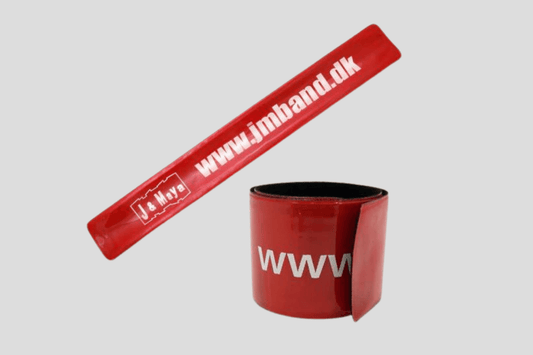 Et rødt Slap armbånd trykk Via e-post med ordet www på, laget av PVC-materiale av JM Band NO.