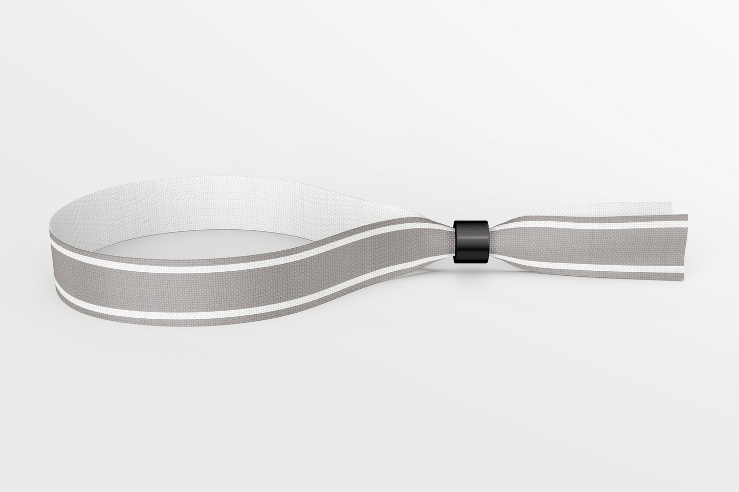 Et grå- og hvitstripet JM Band NO tekstilarmbånd på hvit overflate.