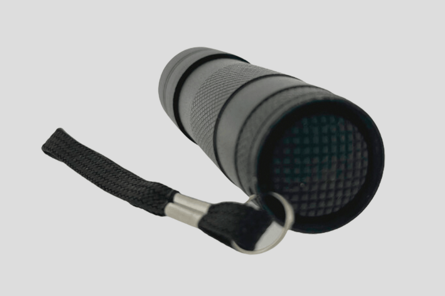 Et svart UV lommelykt LED-spektrum med en snor festet til. Lommelykten har også JM Band NO-teknologi for avansert lysdeteksjon.