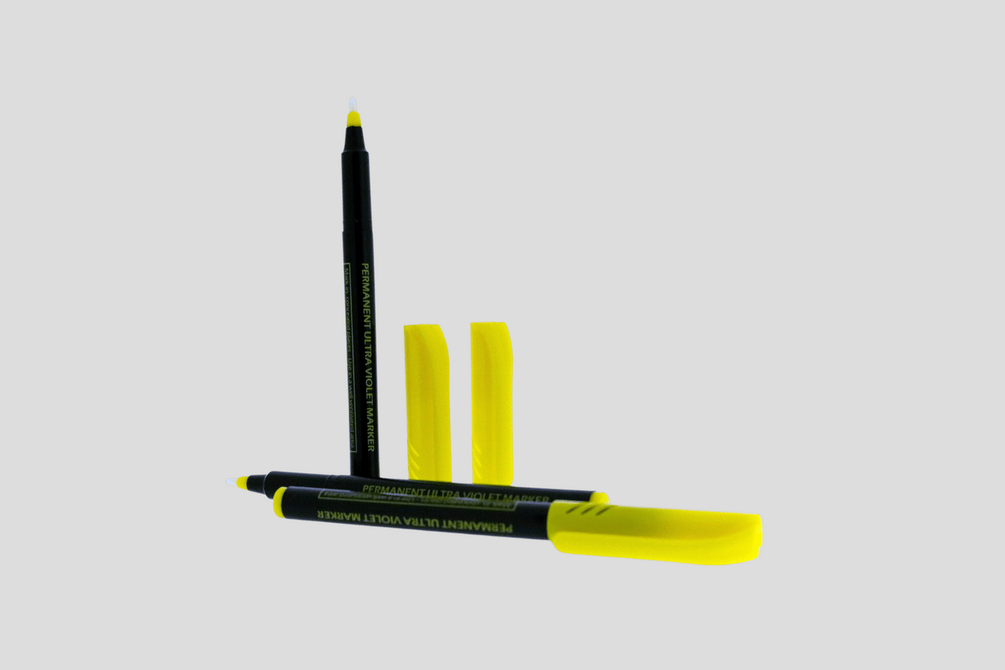 En gul JM Band NO UV markør penn på hvit bakgrunn.