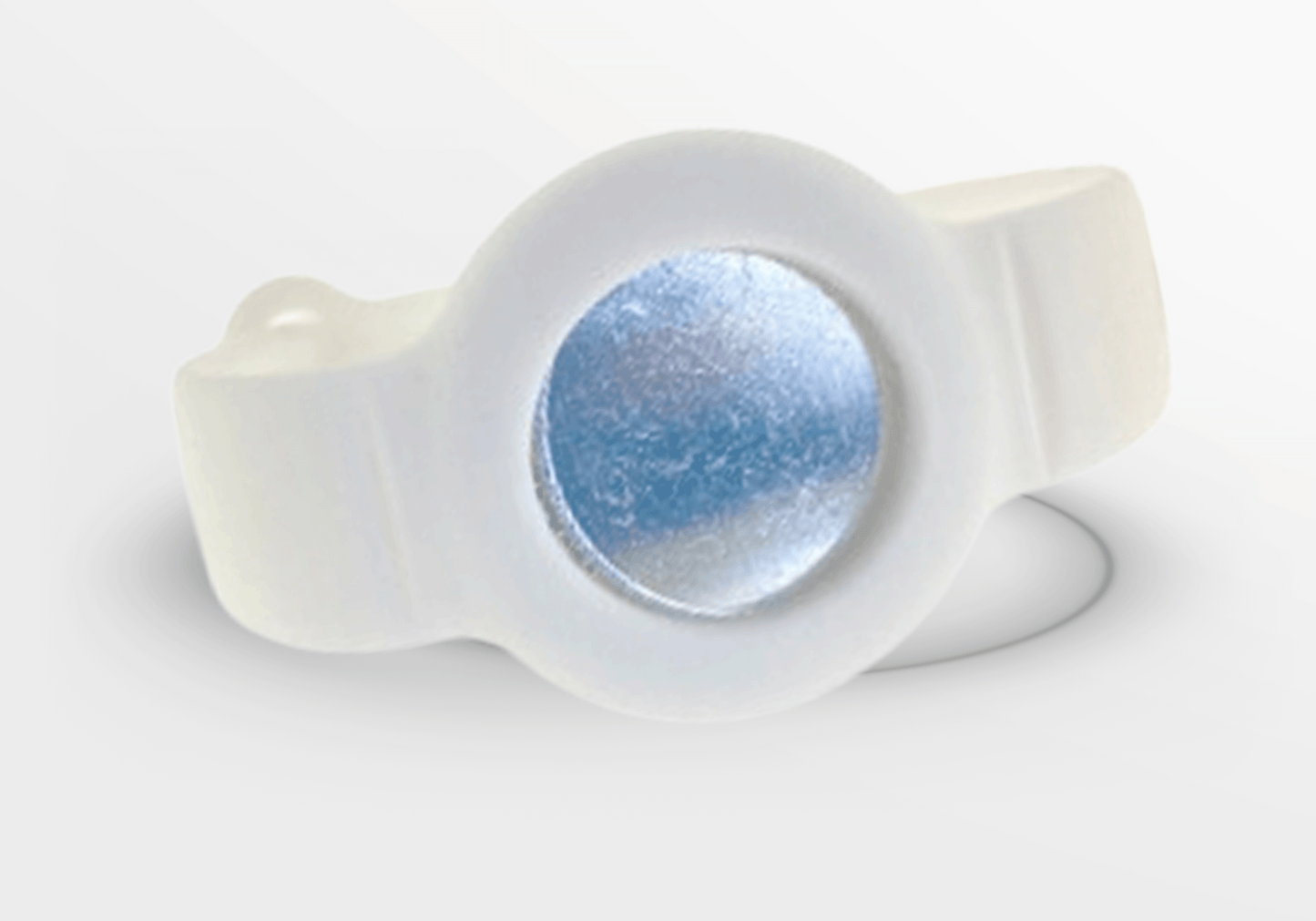 En hvit plastring med en blå sirkel på ligner i utseende på et JM Band NO Silikon Armbånd for Airtag.
