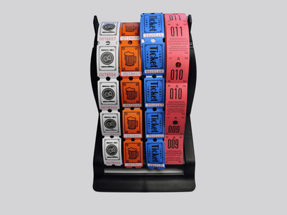 En visning av snorer i forskjellige farger med JM Band NOs Billetter-dispenser multi på et svart stativ.
