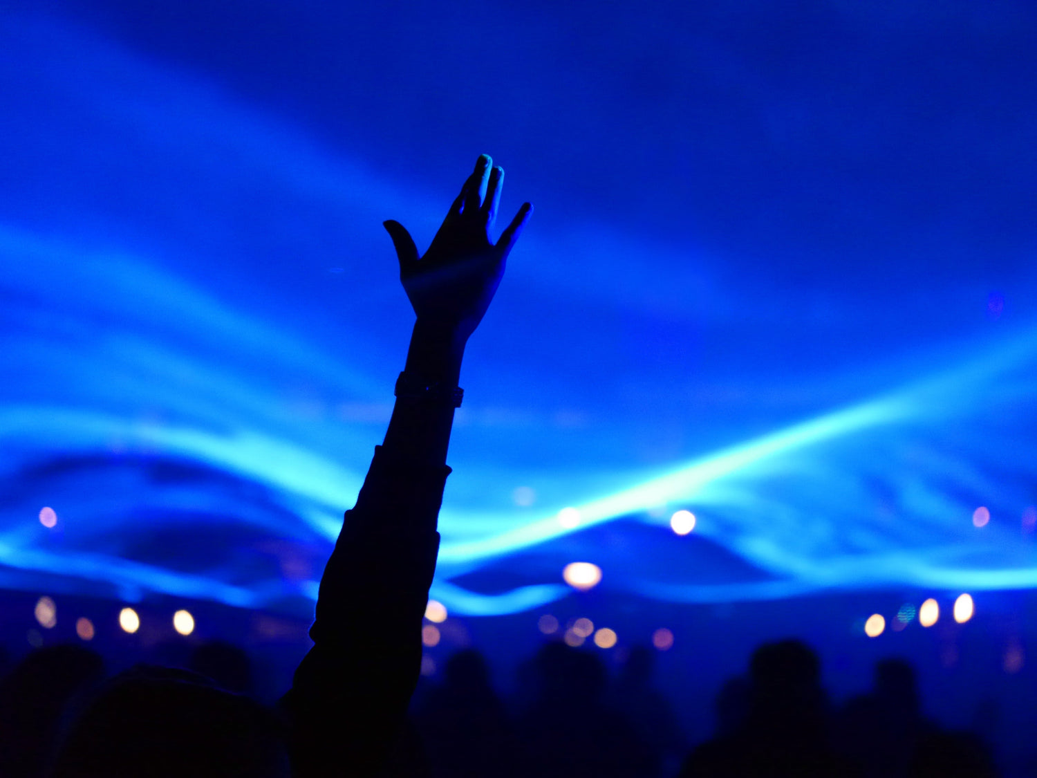 En persons hånd løftet i været på en konsert.