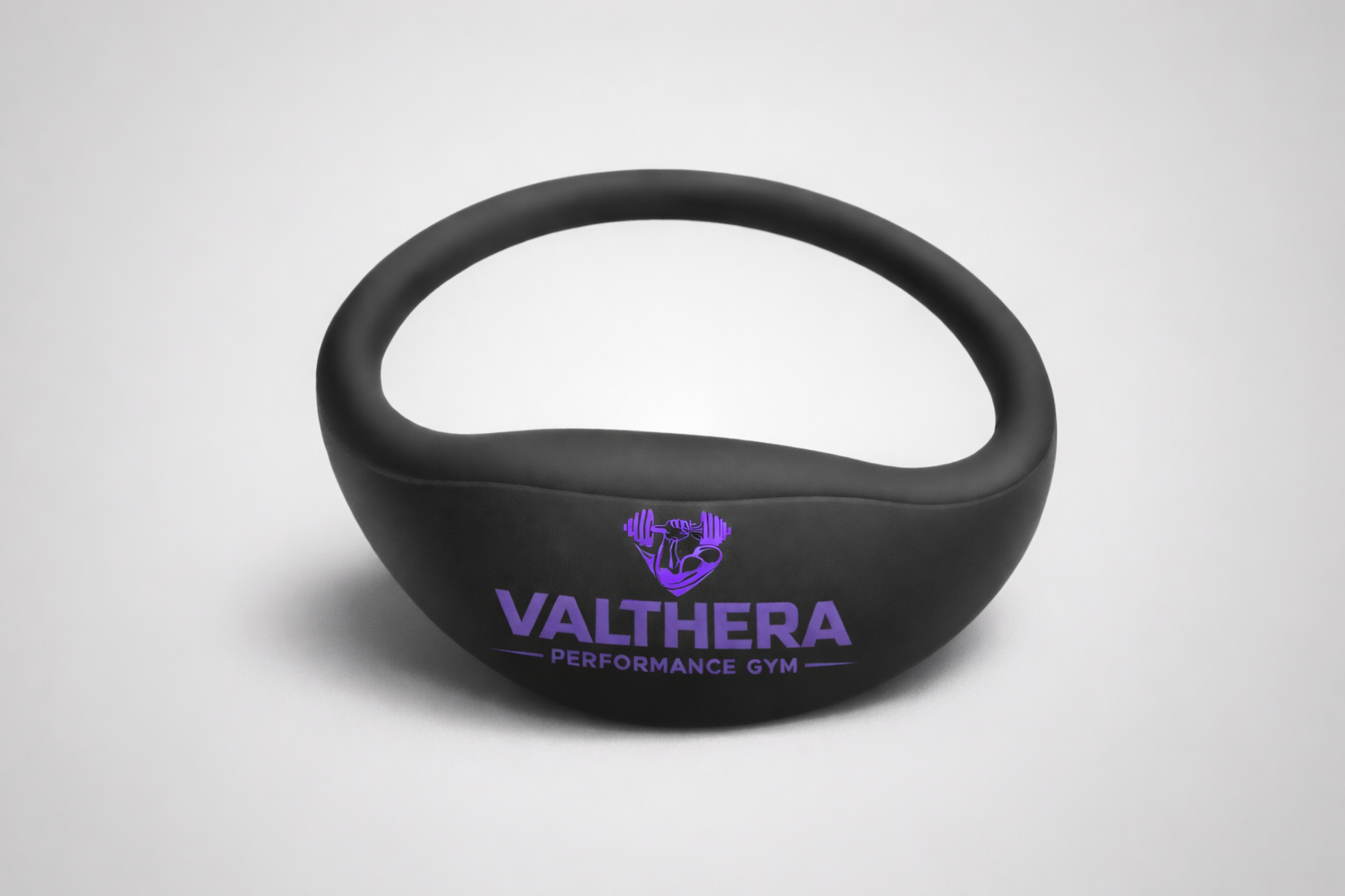 Et svart NFC armbånd fra JM Band® med trykket logo